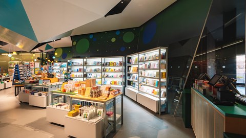 Tate Moderns River Shop: Hur de förvandlade industriella hyllor till en kraftfull tillgång i butiken