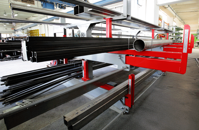 Manuell till halvautomatisk lagring av långgods